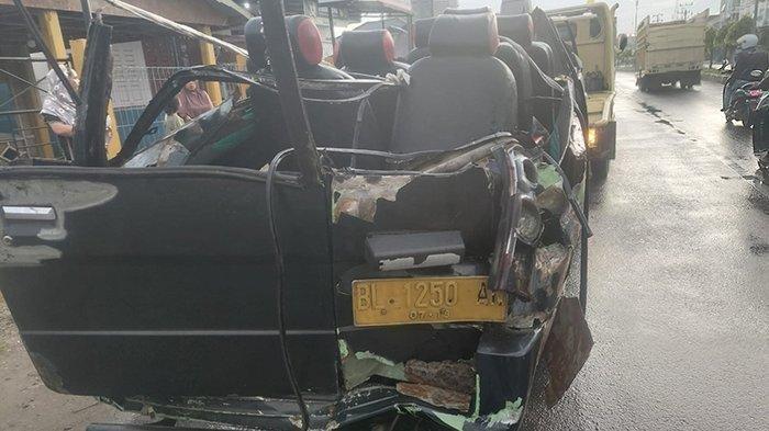 Tabrakan-Angkutan umum L-300 bertabrakan dengan dump truk sampah di kawasan Desa Matang Sagoe, Peusangan Bireuen terjadi sekitar pukul 04.30 WIB, Rabu (13/11/2024).