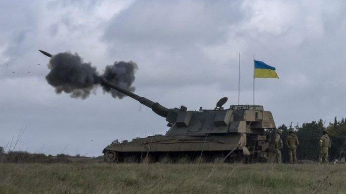 Tentara Ukraina menembakkan amunisi dari AS90 saat mereka mengikuti latihan militer di kamp pelatihan militer di lokasi yang dirahasiakan di Inggris, Jumat, 24 Maret 2023.