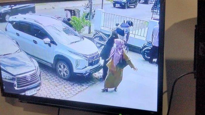 Rekaman CCTV saat tersangka WL yang menggunakan pakaian warna hitam dan memakai cadar masuk ke lokasi kejadian pada Senin (7/10/2024) sore. 