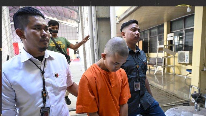 Tersangka kasus pembunuhan terhadap mahasiswa asal Meulaboh, Aceh Barat, di kamar kosnya Lr Cendara, Jeulingke, Kecamatan Syiah Kuala, Banda Aceh, berinisial ZU (20) dibawa petugas untuk dihadirikan dalam konferensi pers di Mapolresta Banda Aceh pada Senin (21/10/2024). (SERAMBINEWS.COM/M ANSHAR)
