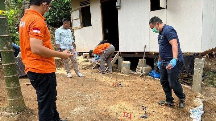 Tim Inafis Polres Aceh Tamiang memeriksa lokasi suami bakar istri di Kampung Purwodadi, Kejuruan Muda, Jumat (1/11/2024) siang.