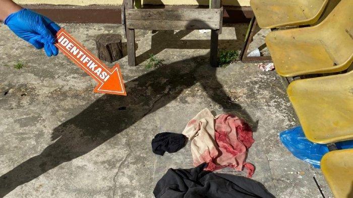 BARANG BUKTI - Tim Inafis Satreskrim Polres Aceh Singkil, melakukan pemeriksaan barang bukti peristiwa pembunuhan terhadap guru SD yang diduga dilakukan oleh suaminya, Selasa (3/6/2025).