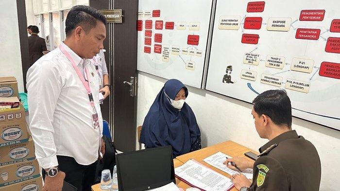 Tim Unit Tipidkor Polres Lhokseumawe melimpahkan berkas tersangka Bendahara Dinkes Aceh Utara Maisarah bersama barang bukti ke Kejaksaan Negeri Aceh Utara atas dugaan korupsi uang gaji pegawai Puskesmas Rp. 918.276.760. Penyerahan ini Selasa (29/10/2024).