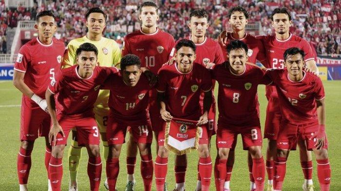 Pemain Timnas U-23 Indonesia foto bersama sebelum melawan Timnas U-23 Yordania pada Kualifikasi Grup A Piala Asia U-23 2024 di Stadion Abdullah bin Khalifa, Doha, Qatar, pada Minggu (21/4/2024).
