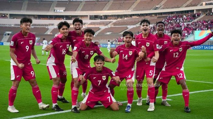 Skuad muda Timnas sedang melakukan selebrasi usai gol Zahaly Gholy ke gawang Yaman pada laga Indonesia vs Yaman pada laga lanjutan Piala Asia U17 2025 grup C yang dimainkan di Stadion Prince Abdullah Al Faisal, Jeddah, Arab Saudi, pada Senin (7/4/2025).