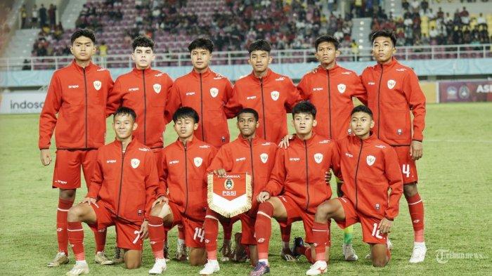 Pemain Timnas Indonesia foto bersama sebelum melawan Singapura pada ajang Piala AFF U16 atau Asean U16 Boys Championship 2024 di Stadion Manahan, Solo, pada Jumat (21/6/2024) malam lalu.