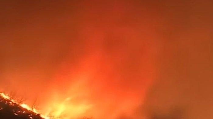 Tornado api di kebakaran Los Angeles, Amerika Serikat.