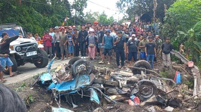 DUKA SD DI MAGELANG - Tragedi kecelakaan lalu lintas di Jalan Purworejo–Magelang, Desa Kalijambe, Kecamatan Bener, Kabupaten Purworejo, Rabu (7/5/2025) Yayasan As Syafi'iyah di Kabupaten Magelang, Jawa Tengah, tengah diselimuti duka mendalam atas meninggalnya 10 guru dalam kecelakaan di tanjakan Kalijambe Purworejo Jawa Tengah pada Rabu, (7/5/2025)