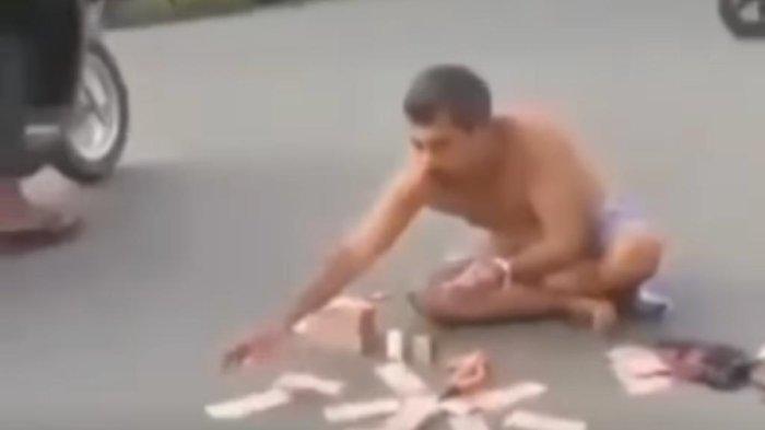 Viral Aksi Pria Pamer Uang Puluhan Juta di Tengah Jalan, Ajak Tanding Siapa Paling Kaya