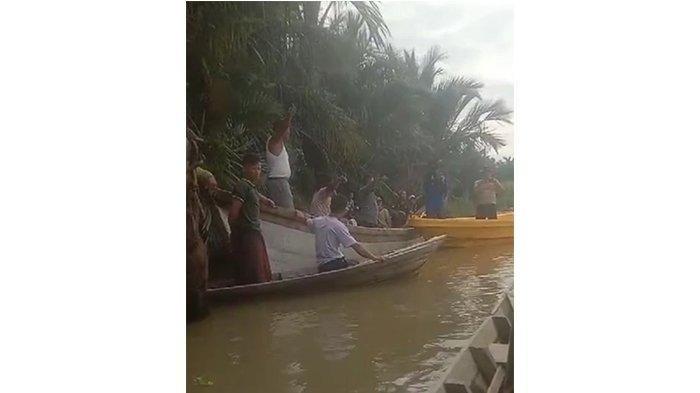 WARGA HILANG DITERKAM BUAYA - Warga menggunakan perahu mencari Sawiyah (63) penduduk Rantau Gedang, Kecamatan Singkil, Kabupaten Aceh Singkil, yang hilang diterkam buaya, Sabtu (8/2/2025). 