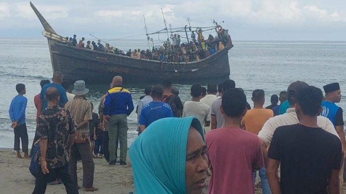 Boat yang membawa ratusan pengungsi Rohingya mencoba mendarat di pantai Jangka, Kabupaten Bireuen, Kamis (16/11/2023), namun ditolak oleh warga setempat.