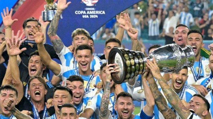 Lionel Messi mengangkat trofi juara setelah pertandingan final Copa America 2024 antara Argentina vs Kolombia di Stadion Hard Rock, Miami, Amerika Serikat, 14 Juli 2024. (Photo by JUAN MABROMATA / AFP). (Photo by JUAN MABROMATA / AFP)