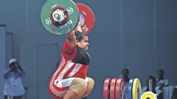 LIFTER Indonesia, Nurul Akmal melakukan angkatan snatch pada nomor angkat besi putri +75 kg 18th Asian Games Invitation Tournament di JiExpo, Jakarta, Senin (12/2).