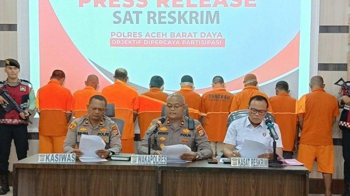 PENGUNGKAPAN KASUS - Waka Polres Abdya Kompol Misyanto (tengah) didampingi Kasat Reskrim Iptu Wahyudi (kanan), dan Kasiwas Iptu Syahrul Akhyar (kiri) saat memberikan keterangan tentang pengungkapan sejumlah kasus yang ditangani Satreskrim Polres Abdya, Jumat (2/5/2025).