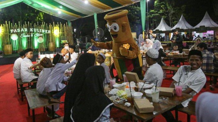 Partisipan Pasar Kuliner PKA-8 Jamu Makan Malam dan Santuni 50 Anak Yatim