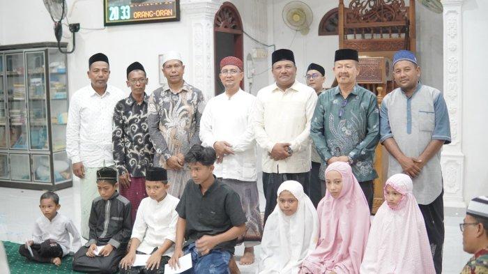 Safari Ramadhan-H Mukhlis Takabeye, Minggu (17/3/2024) menyantuni anak yatim dalam kunjungan safari Ramadhan ke Masjid Al Mujahidin, Cot Ara, Kuta Blang, Bireuen.