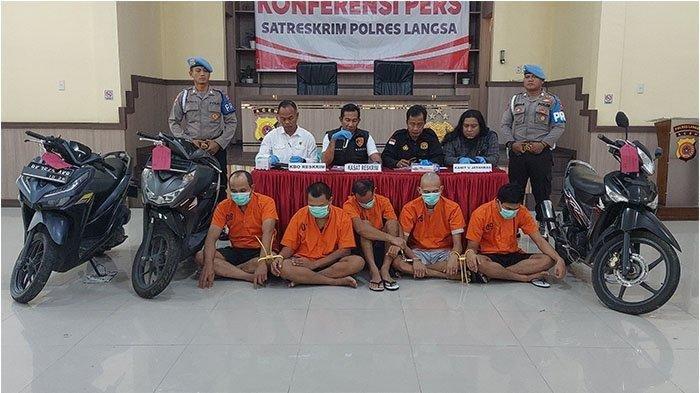 Kasat Reskrim Iptu Rahmad, S.Sos, didampingi KBO Reskrim Ipda Sugiarto, SH, Kasi Humas Iptu Tri Mulyono, Kanit Jatanras, Aiptu Ridwan WG, SH, saat merilis pengungkapan kasus curanmor, di aula Polres Langsa.
