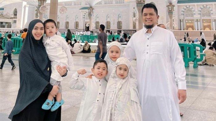 Momen Oki Setiana Dewi jalani jalani ibadah umrah bersama suami dan keempat anaknya.