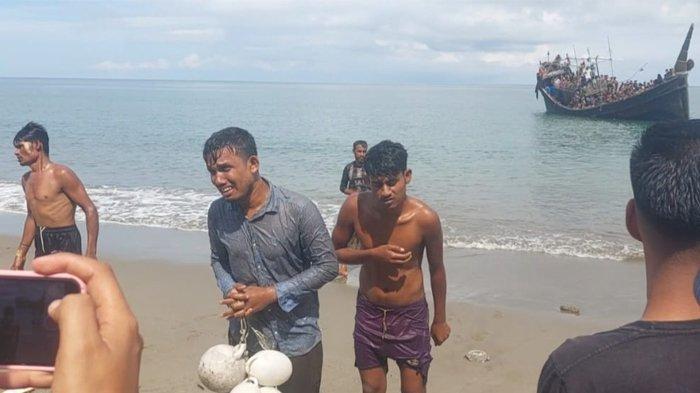 Dua dari empat pengungsi Rohingya yang berenang ke pantai Jangka, Kamis (16/11/2023) memohon belas kasihan warga untuk mengizinkan kapal yang membawa pengungsi Rohingya mendarat. Tapi permohonan ini ditolak oleh warga karena pengalaman buruk yang terjadi selama ini.