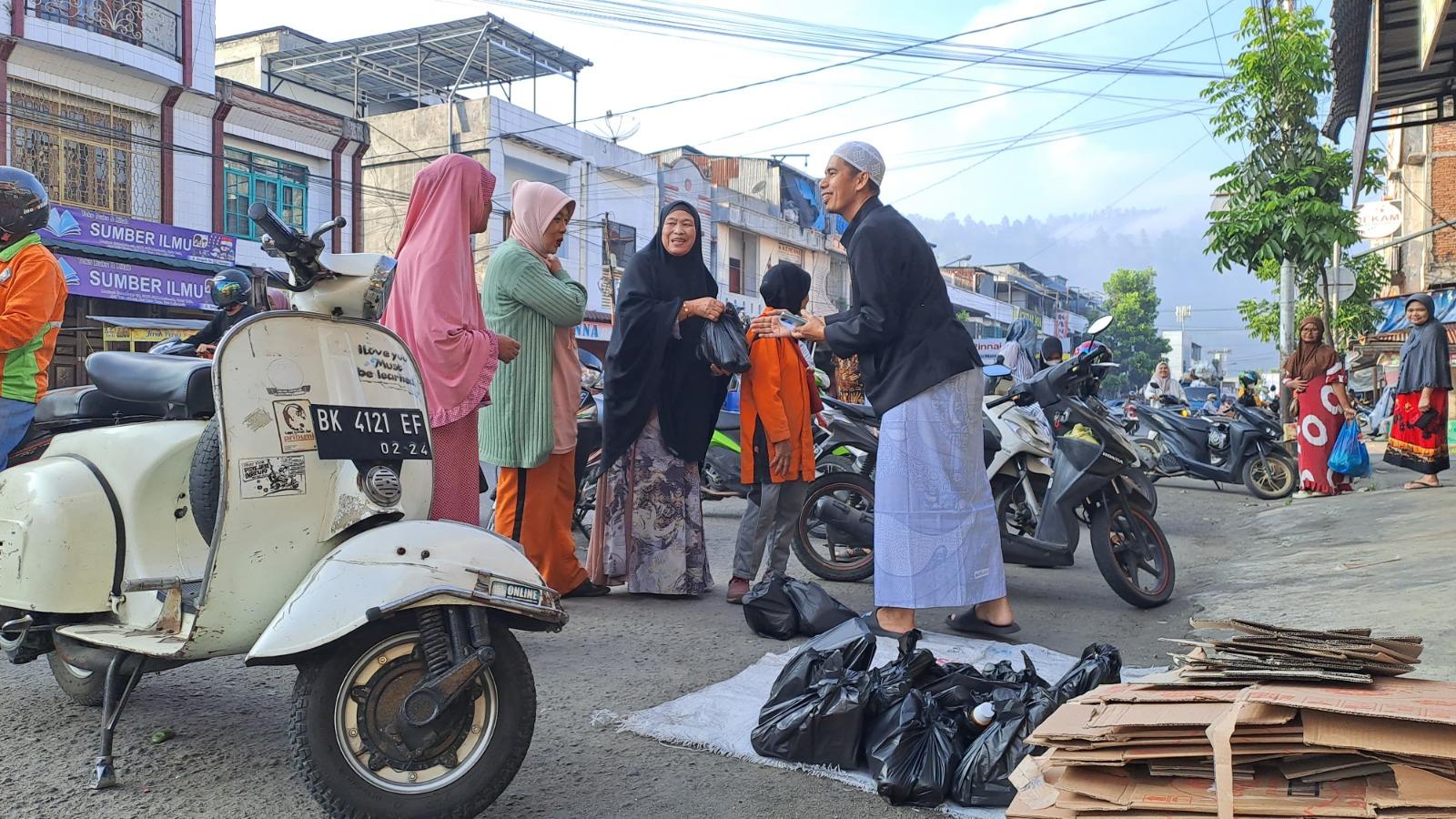 Anggota Dewan Perwakilan Rakyat Aceh (DPRA) Bardan Sahidi membagikan ratusan paket lebaran untuk petugas kebersihan di Kota Takengon, Minggu (7/4/2024).