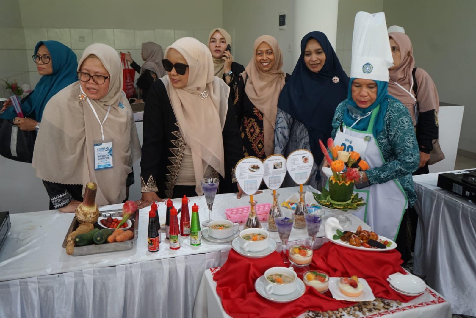 Pj TP PKK Aceh Melanni Bustami didampingin Istri Pj Sekda Aceh Nurmaziah saat memberikan langsung suport kepada perserta lomba masak dari Provinsi Aceh, Selasa (14/5/2024).