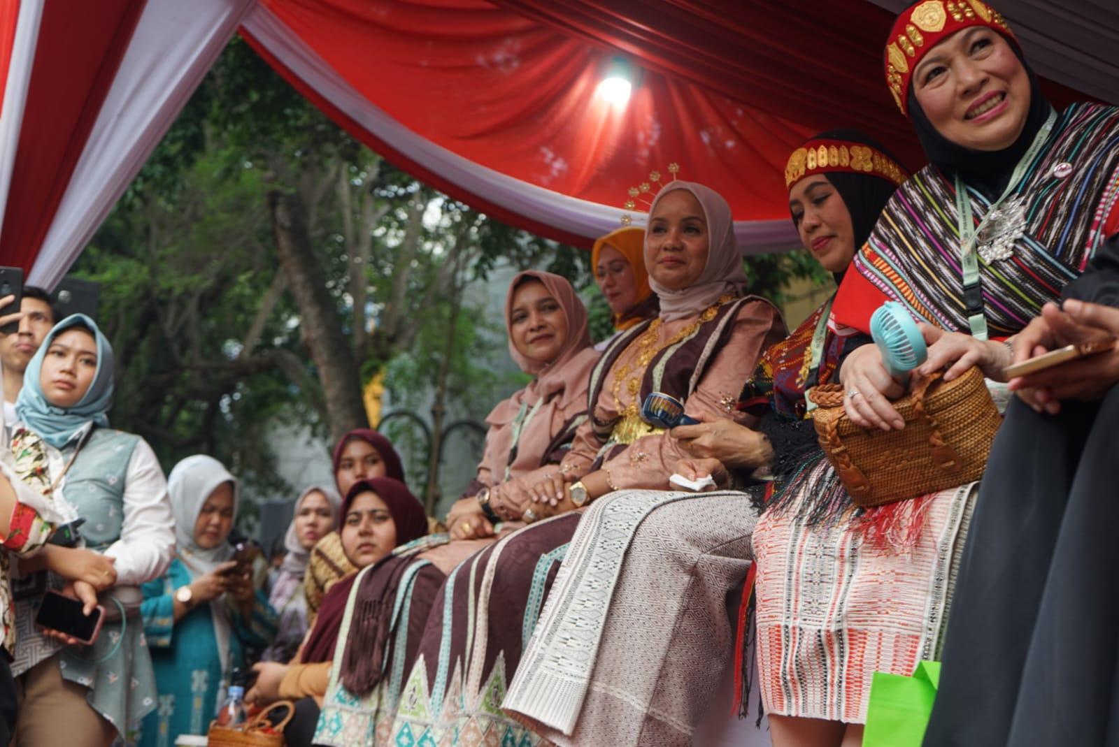 Pj TP PKK Aceh Melanni Bustami didampingin Istri Pj Sekda Aceh Nurmaziah saat mengikuti pawai parade mobil hias dari stadion Sriwendari ke Balaikota Surakarta, Rabu (15/5/2024)