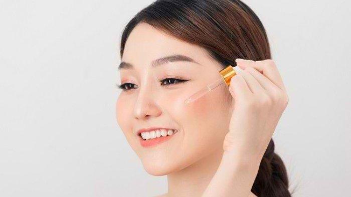 Ilustrasi menggunakan serum dengan tekstur yang ringan.