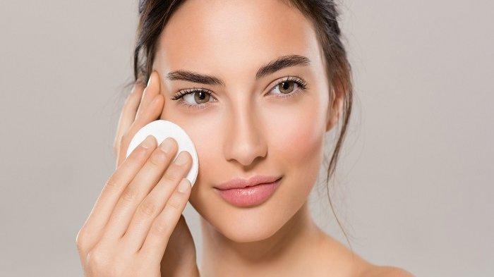 Ilustrasi wanita melakukan double cleansing