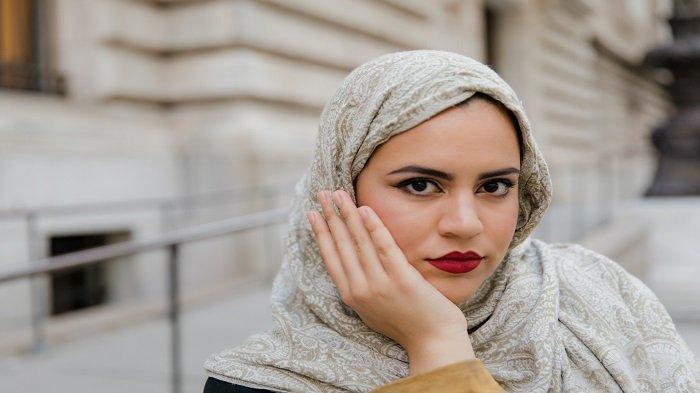 Ilustrasi wanita dengan eye makeup bold berkat eyeliner kualitas terbaik.