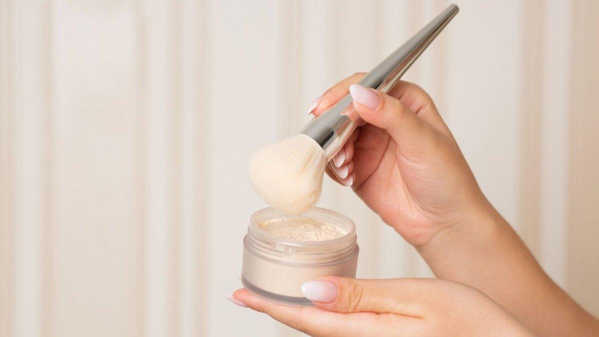 Gunakan bronzer setelah pemakaian bedak untuk hasil yang maksimal.