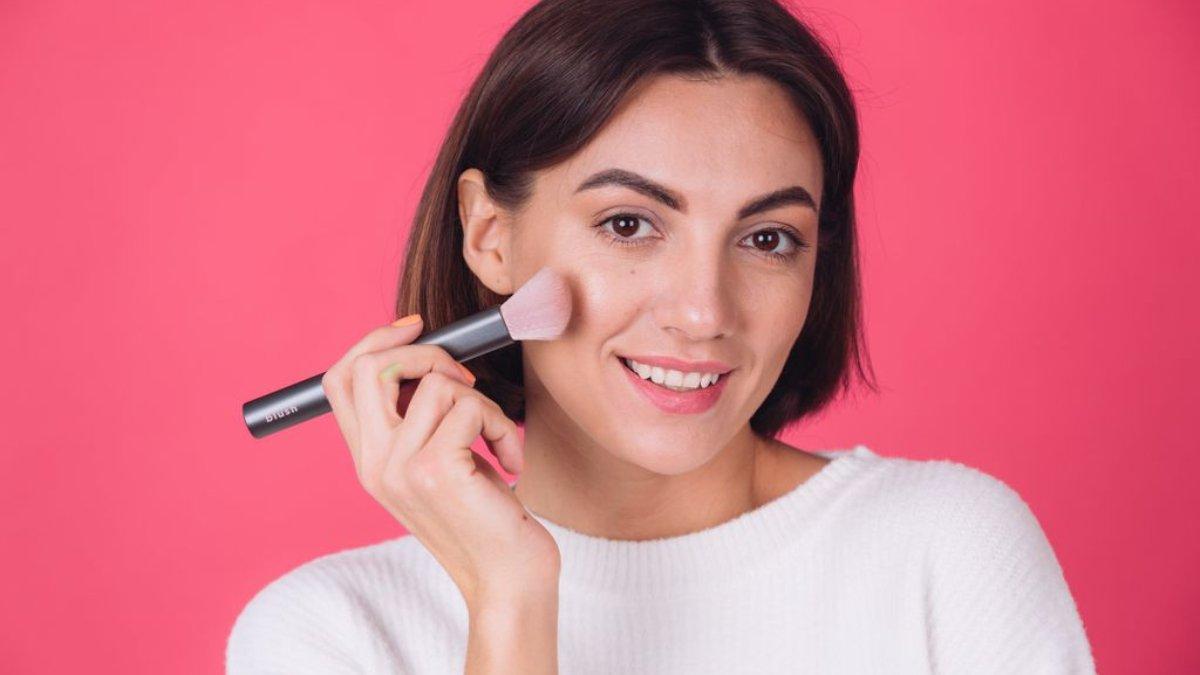 Penggunaan blush on yang tak sesuai bentuk wajah dan warna kulit akan hasilkan tampilan yang tak menyatu dengan kulit