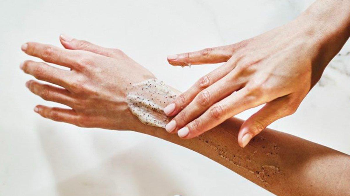 Ilustrasi mengaplikasikan body scrub.