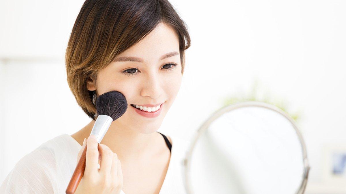 Ilustrasi menggunakan bronzer.
