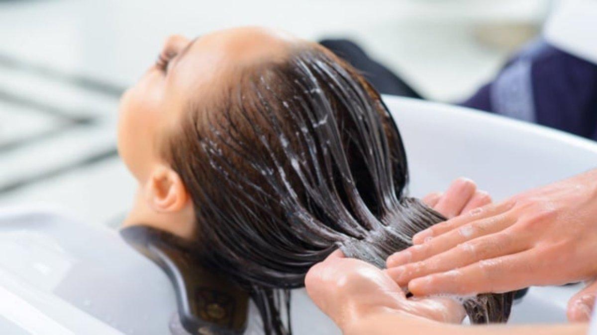 Ilustrasi menggunakan scrub rambut.