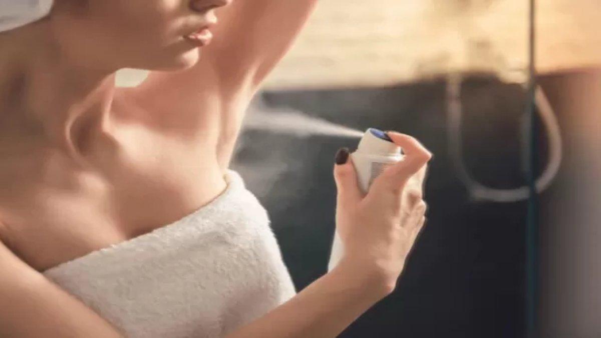 Ilustrasi wanita menggunakan deodorant.