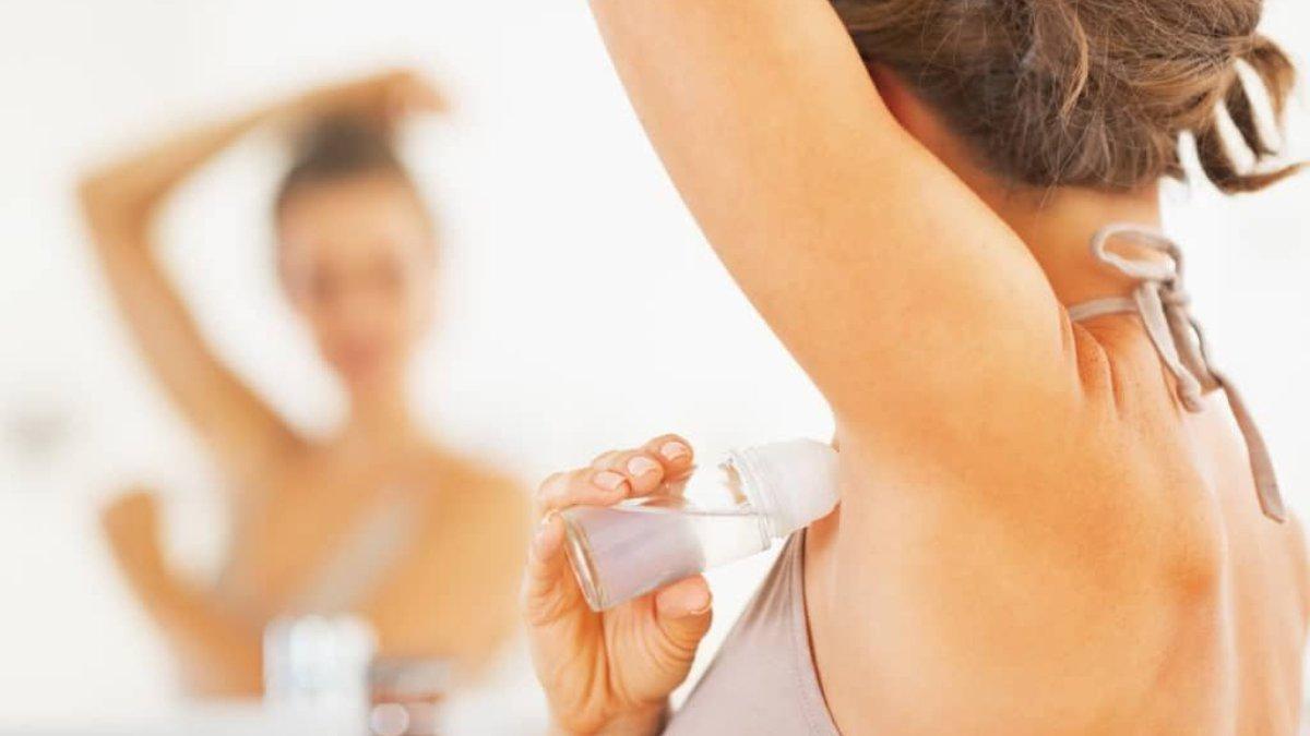 Ilustrasi wanita menggunakan deodorant roll on.
