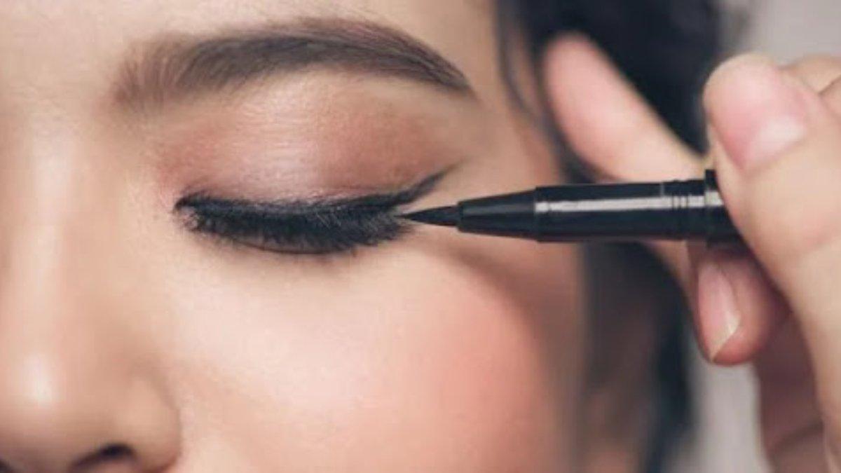 Ilustrasi menggunakan eyeliner.