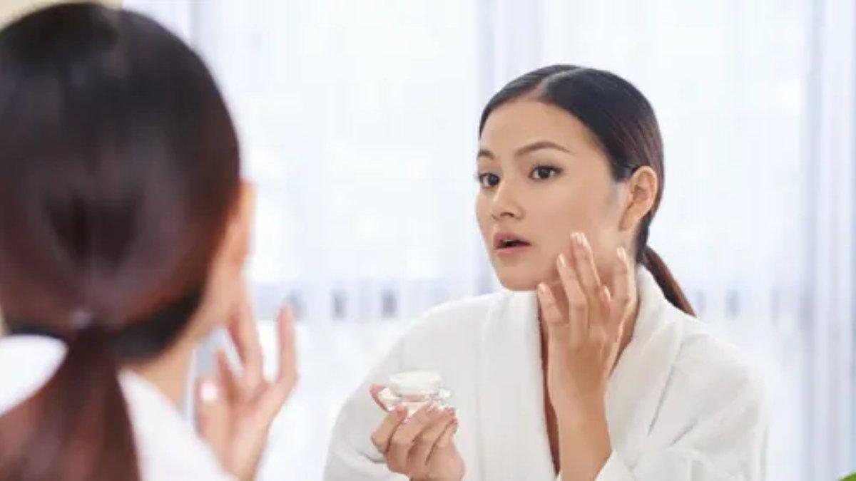 Mengaplikasikan pelembap mengandung allantoin