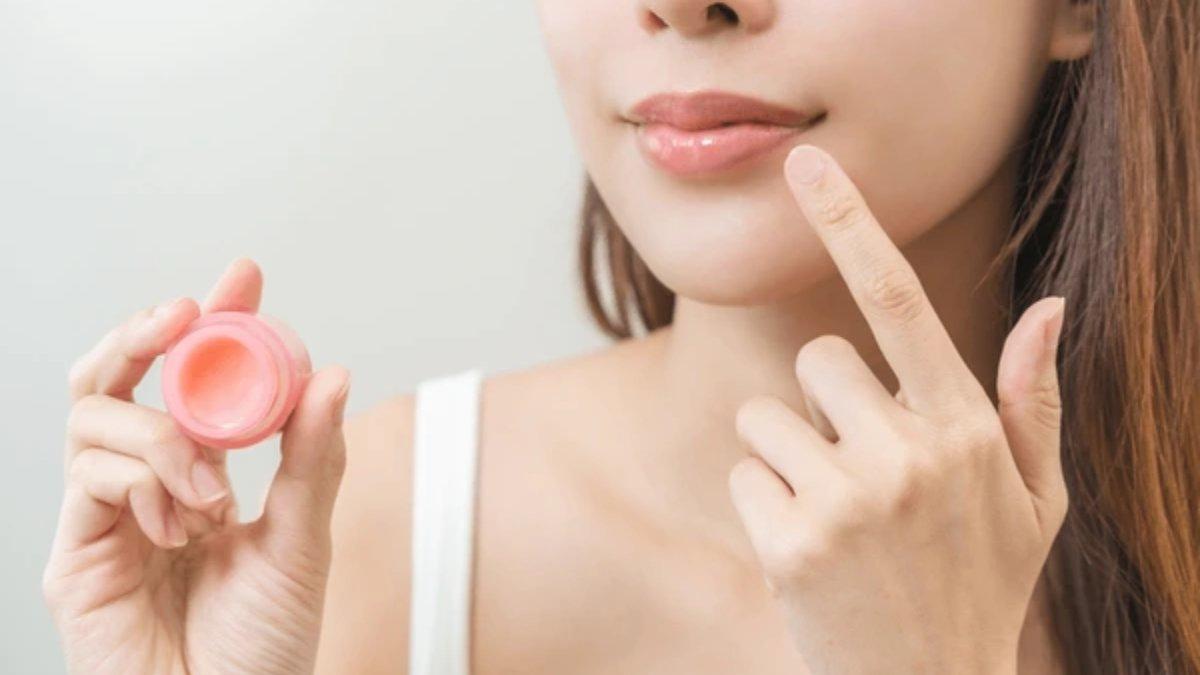 Oleskan lip balm agar bibir tidak kering saat memakai sheet mask.