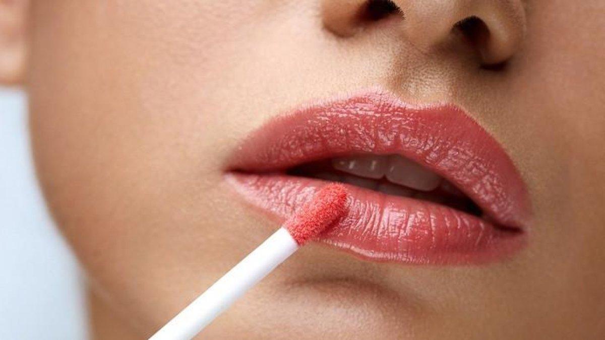 Memilih lipstik berdasar bentuk bibir