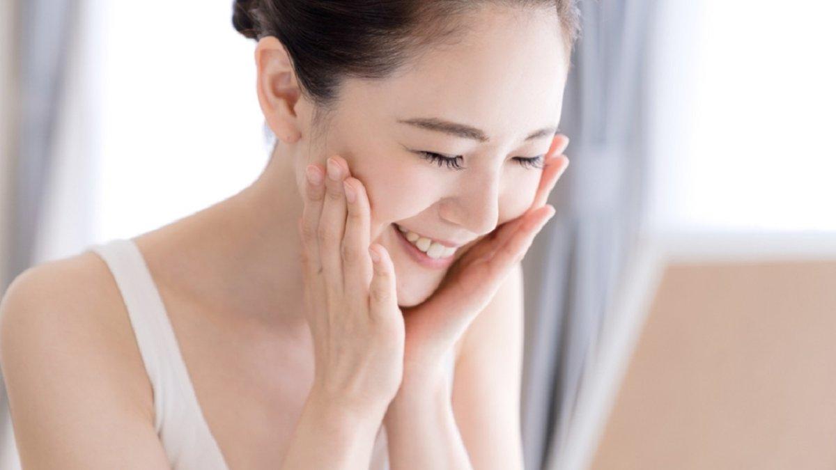 Ilustrasi menggunakan moisturizer.