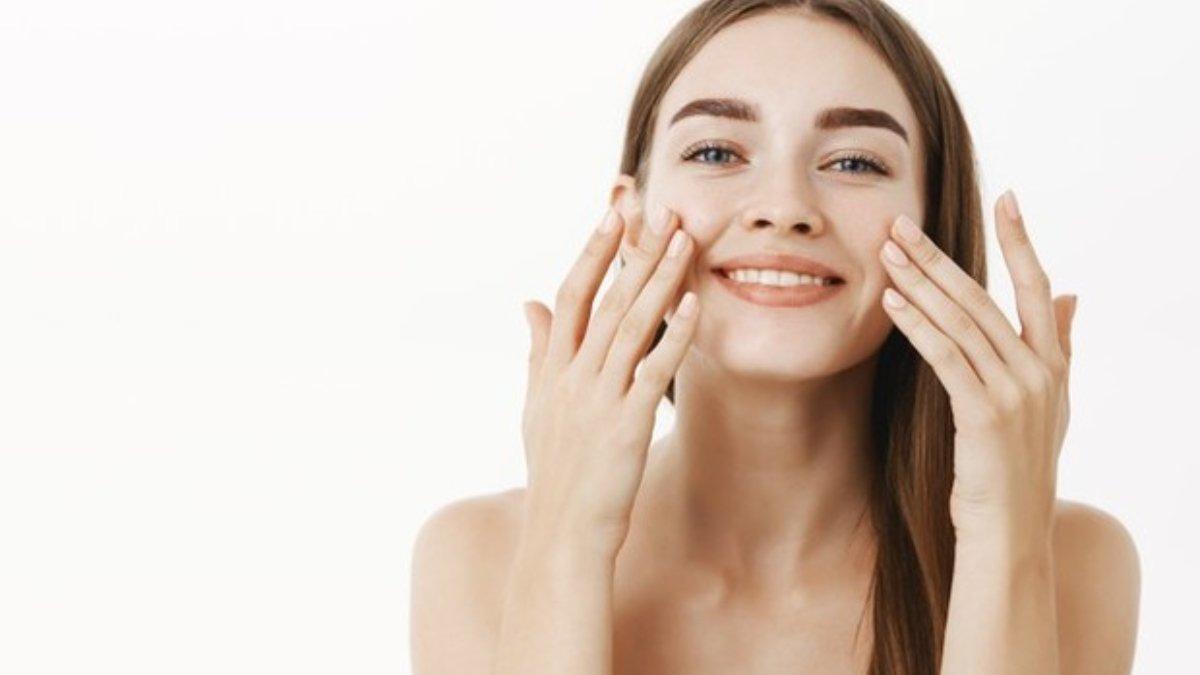 Ilustrasi wanita menggunakan moisturizer