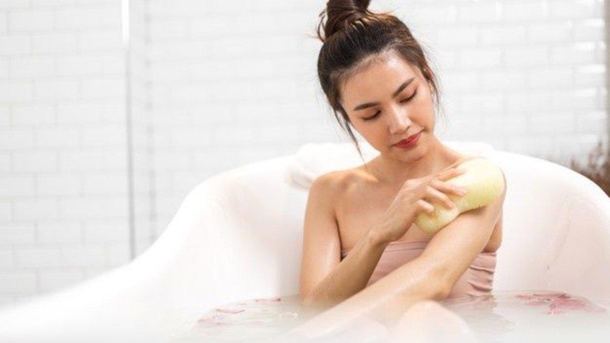 Ilustrasi membersihkan tubuh di bak mandi.