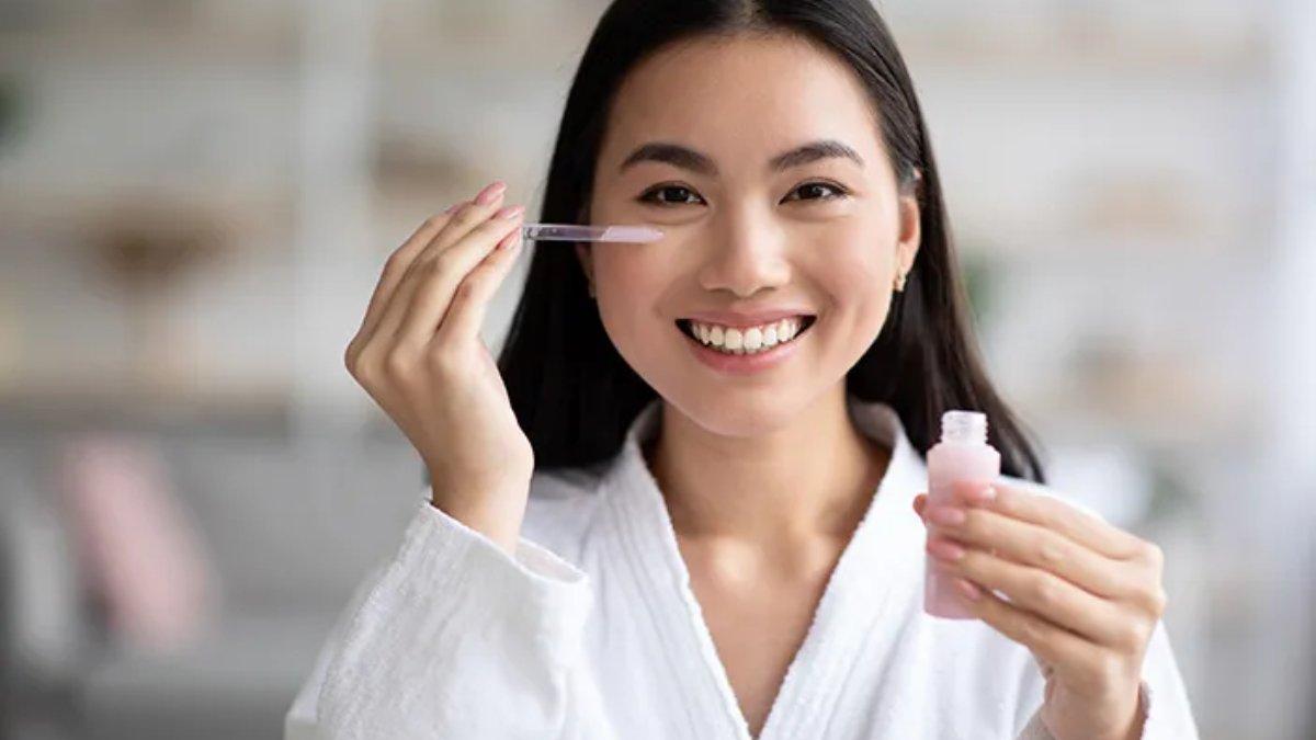 Ilustrasi menggunakan produk anti aging