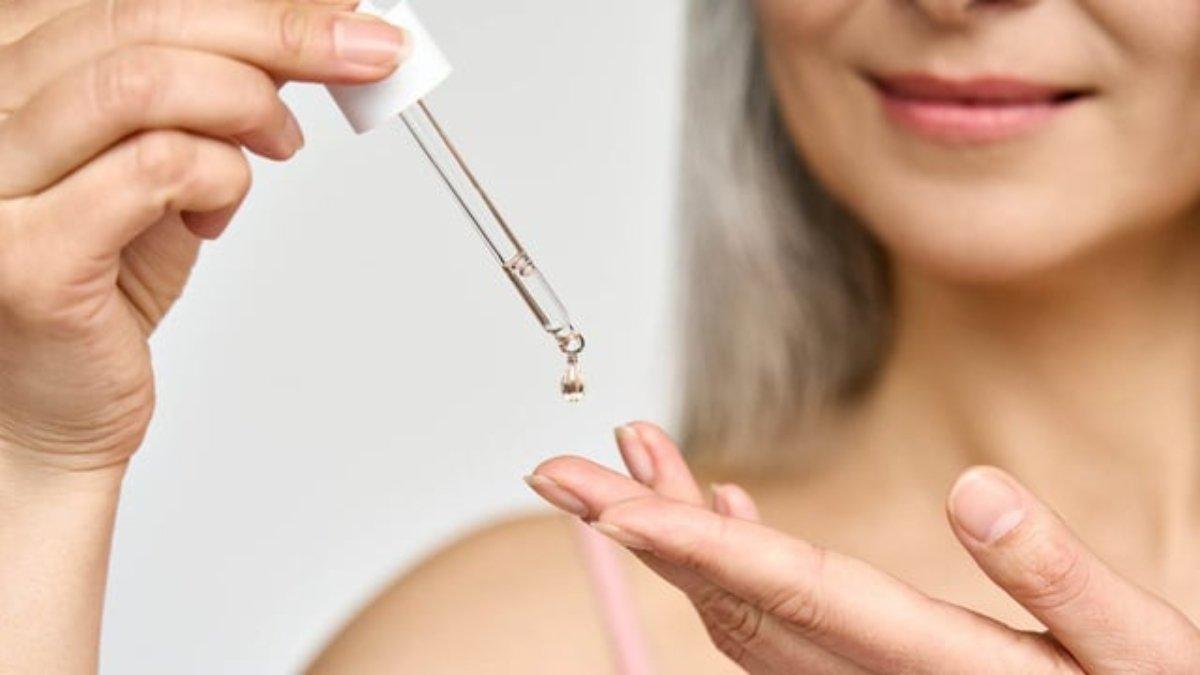 Ilustrasi wanita menggunakan serum dengan kandungan AHA