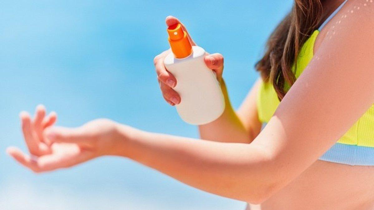 Ilustrasi mengaplikasikan sunscreen badan.