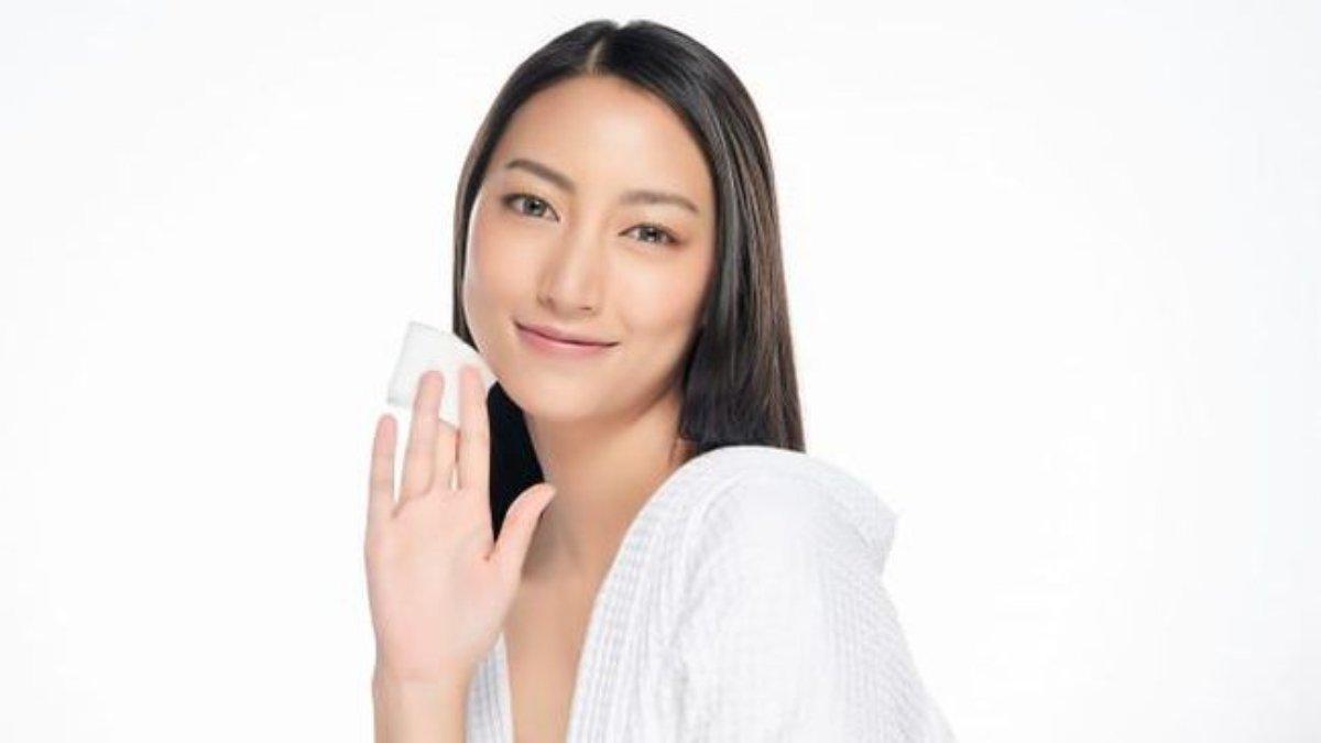 Mengaplikasikan toner ke wajah.