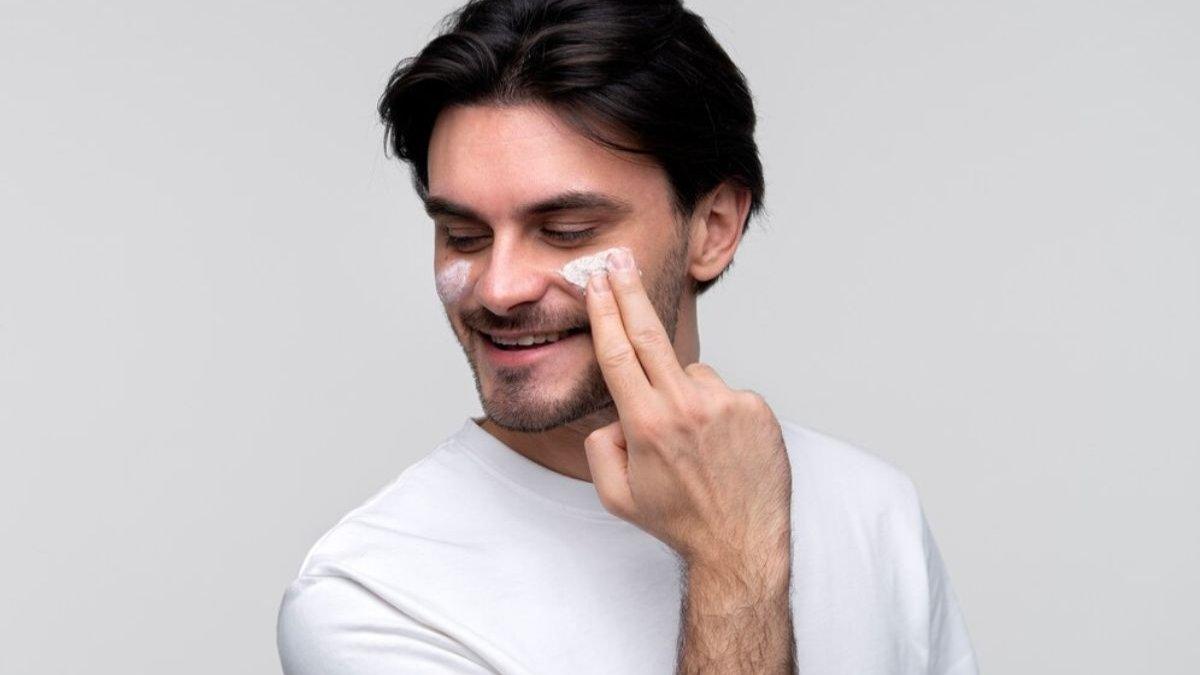 Ilustrasi pria menggunakan moisturizer.