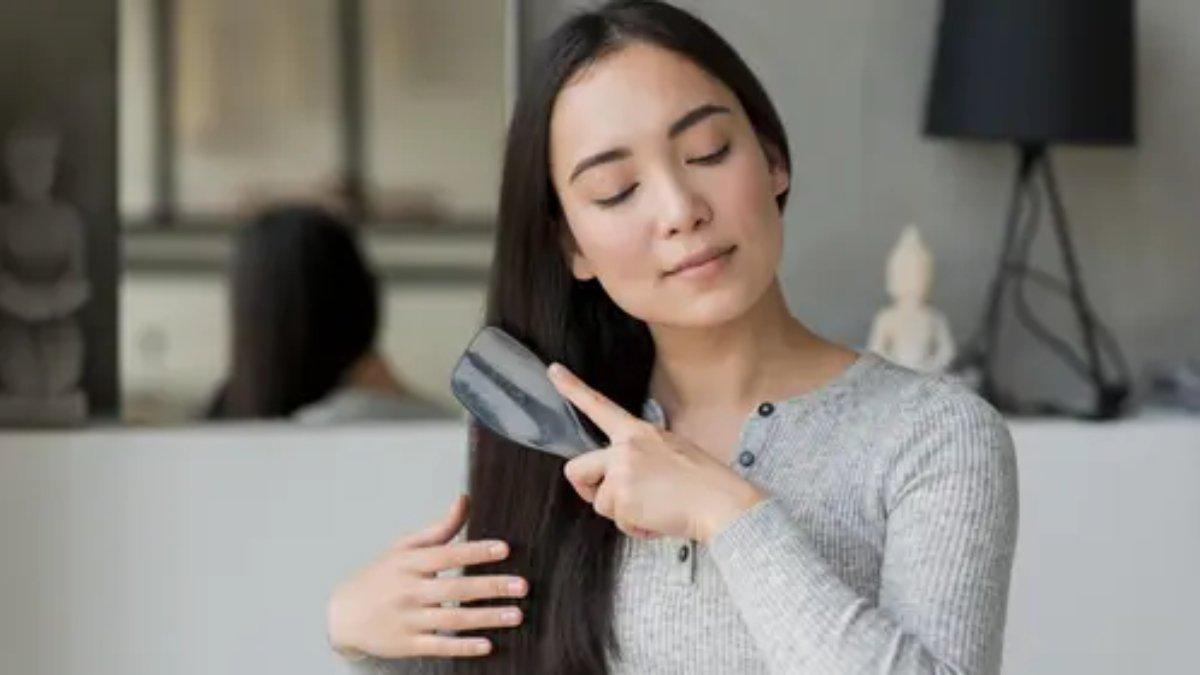 Ilustrasi rambut yang lembap dan mudah diatur karena penggunaan parfum rambut.