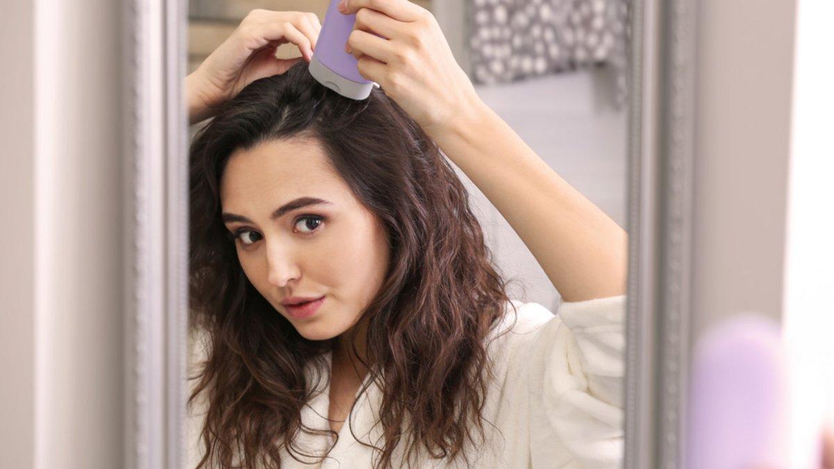 Ilustrasi melakukan deep conditioning pada rambut.